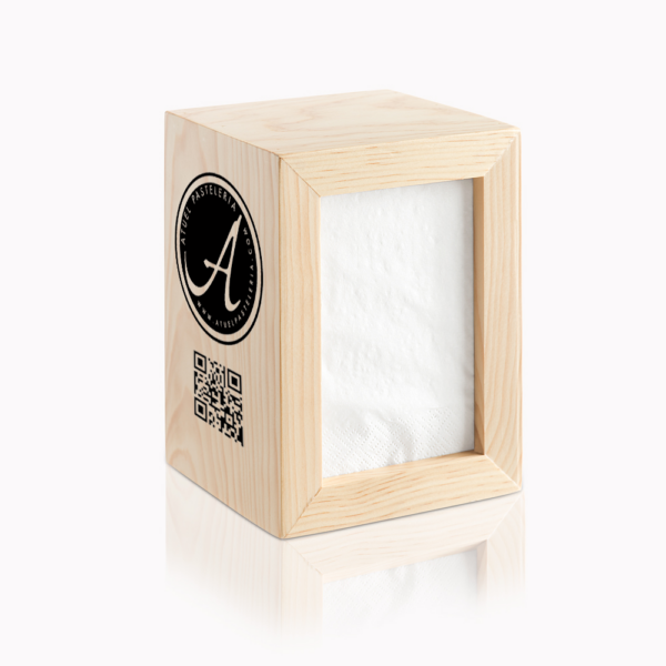 Servilletero de madera de pino modelo BASTI para mesas de hostelería vista en ángulo con personalización