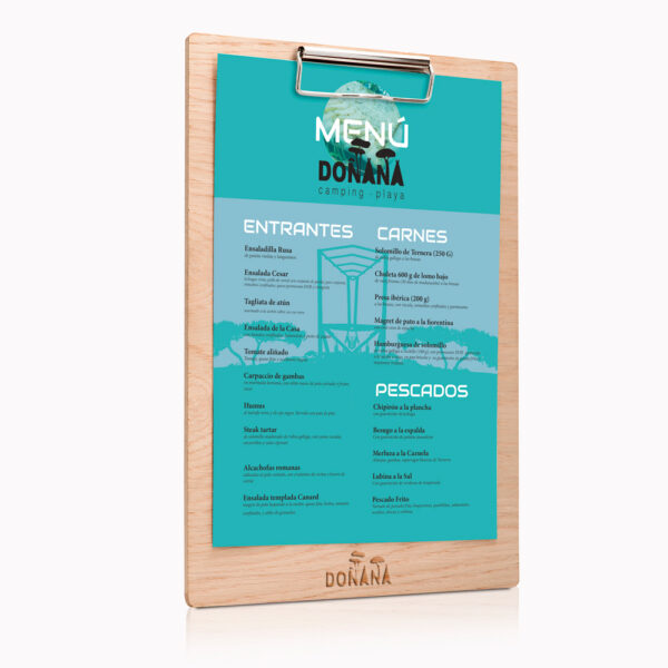 Porta menú TUDE de madera de haya A4, con pinza, ideal para menús en bares y restaurantes vista con personalización