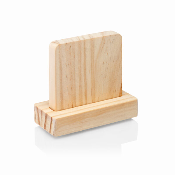 Soporte QR GADES de madera de pino natural, personalizable, ideal para mesas de bares y restaurantes vista en ángulo