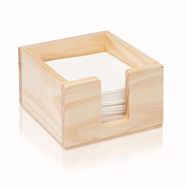 Servilletero VICO de madera de pino barnizada, personalizable por tres caras, ideal para mesas de restaurantes vista de ángulo con servilletas