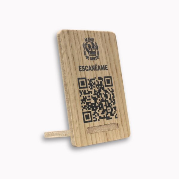 Soporte ERCAVICA de madera para QR vertical, ideal para mesas de bares y restaurantes vista lateral con personalización