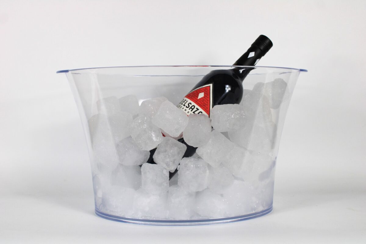 Cubitera XERIS White con iluminación LED, diseño moderno en blanco translúcido ideal para enfriar botellas en ambientes nocturnos vista con botella y hielo