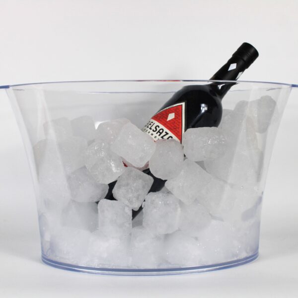 Cubitera XERIS White con iluminación LED, diseño moderno en blanco translúcido ideal para enfriar botellas en ambientes nocturnos vista con botella y hielo
