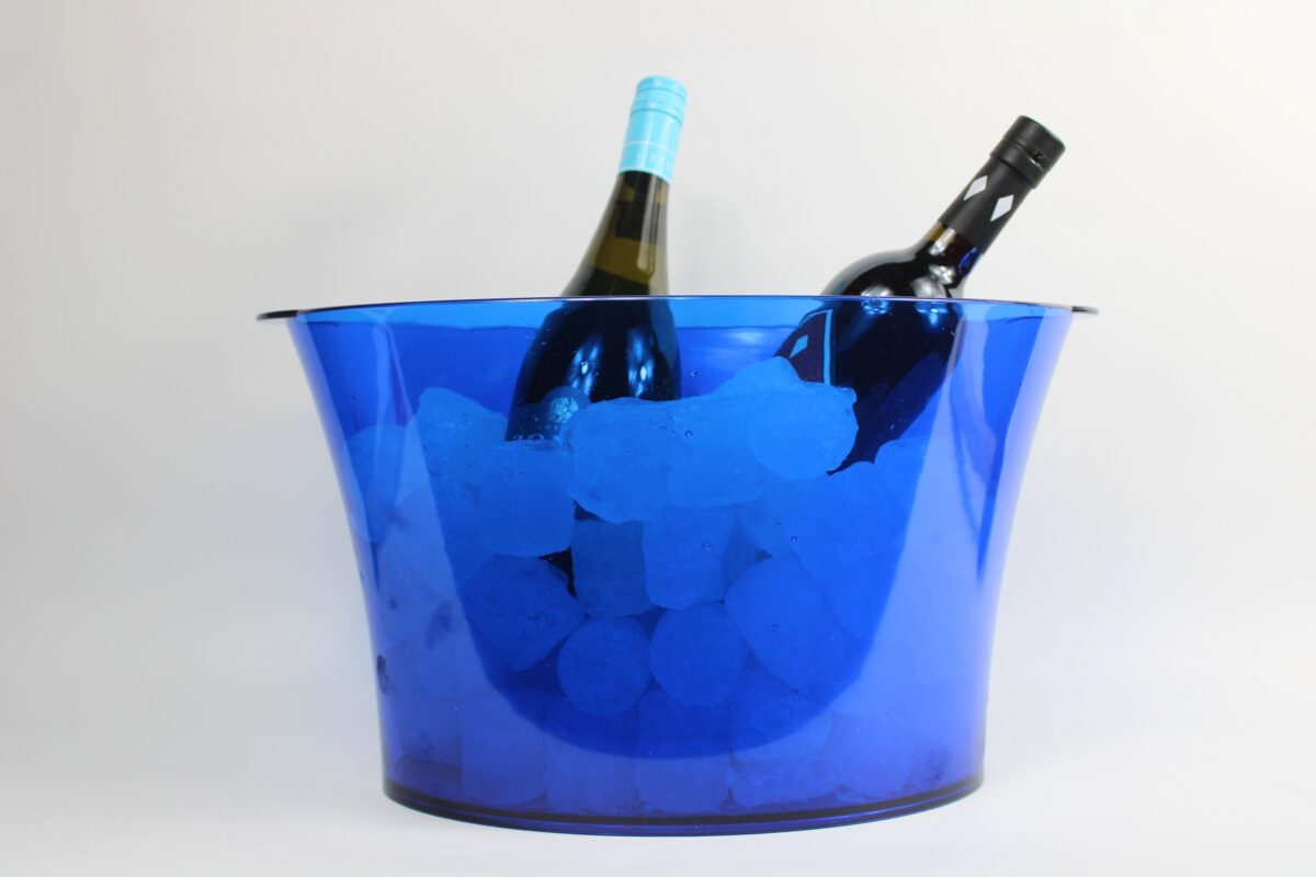 Cubitera XERIS Blue con iluminación LED, diseño moderno en azul translúcido ideal para enfriar botellas en ambientes nocturnos con botellas y hielo