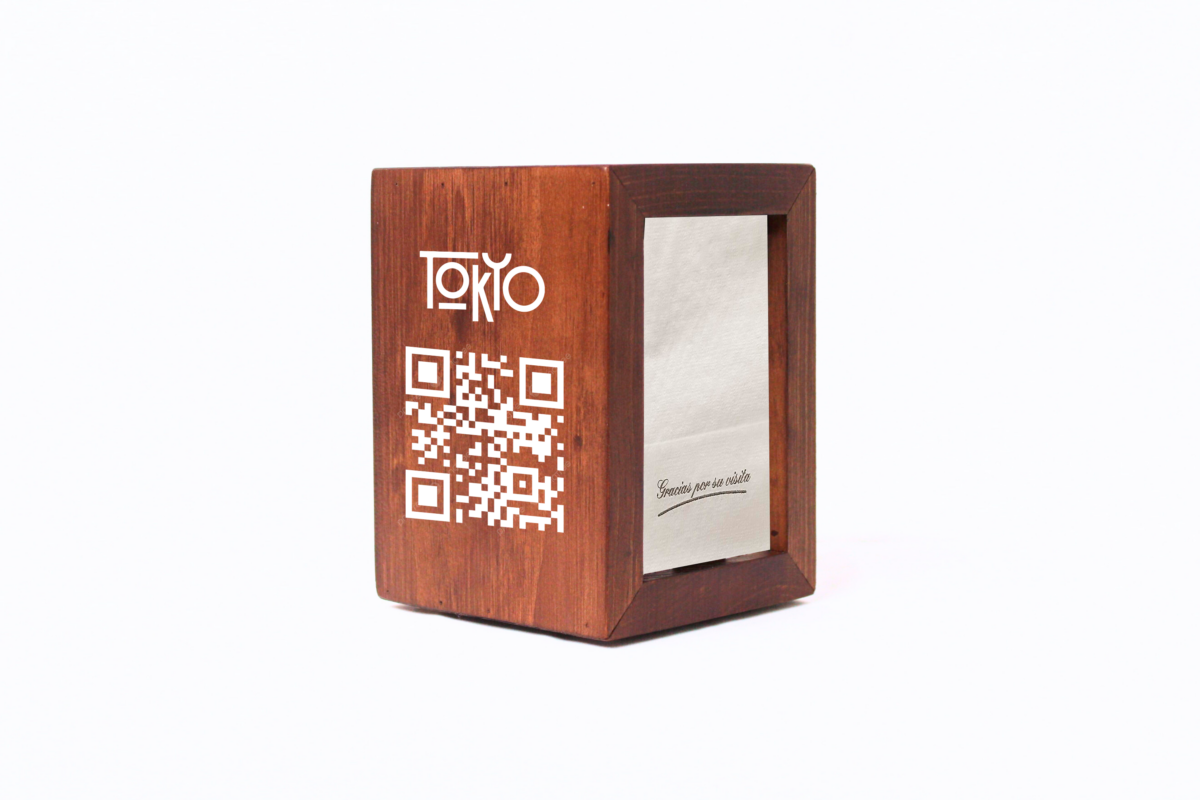 Servilletero de madera de nogal modelo BASTI para mesas de hostelería vista lateral con qr